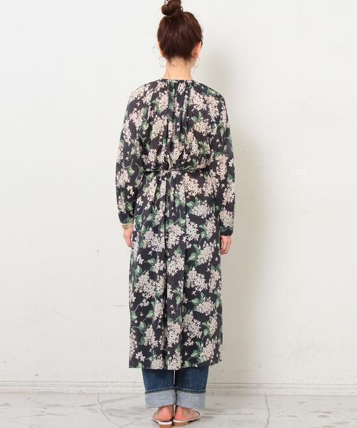 BEAUTY&YOUTH UNITED ARROWS(ビューティーアンドユースユナイテッドアローズ)の「BY∴ リバティプリント ギャザーロングワンピース -2WAY- ◆(ワンピース・レディース・ホワイト/ネイビー・SMALL/MEDIUM)」の7枚目の写真