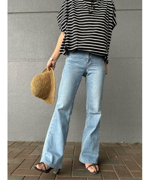 【SOMETHING】LISAフレアデニムパンツの1枚目の写真