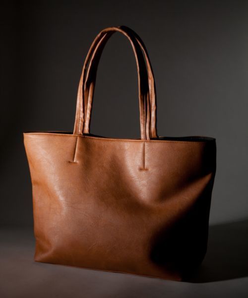 L.H.P(エルエイチピー)の「Basic NeoLeather ToteBag/ベーシックネオレザートートバッグ(トートバッグ・メンズ・ブラック/ダークブラウン/ネイビー/グレー/レッド/ブルー/ライトブラウン・FREE)」の4枚目の写真