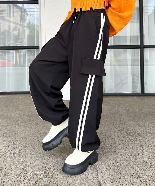 PAGEBOY(ページボーイ)の「ラインミリタリーパンツ(その他パンツ・レディース・グレイッシュベージュ/ブラック/チャコールグレー/グレー系その他4・FREE)」の1枚目の写真