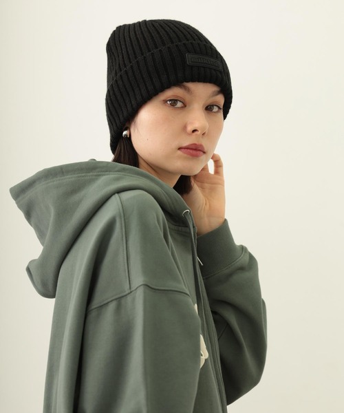 MILKFED.(ミルクフェド)の「RUBBER PATCH KNIT CAP(ニットキャップ/ビーニー・レディース・アッシュ/ブラック/ネイビー・ONE SIZE)」の2枚目の写真