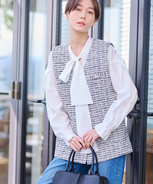 INDIVI(インディヴィ)の「【2点セット/UVケア】ツイードジレ&ボウタイブラウス カセット服(その他トップス・レディース・アイボリー系3/ホワイト系6/ブラック系3・05/15 /38/13/34)」の1枚目の写真