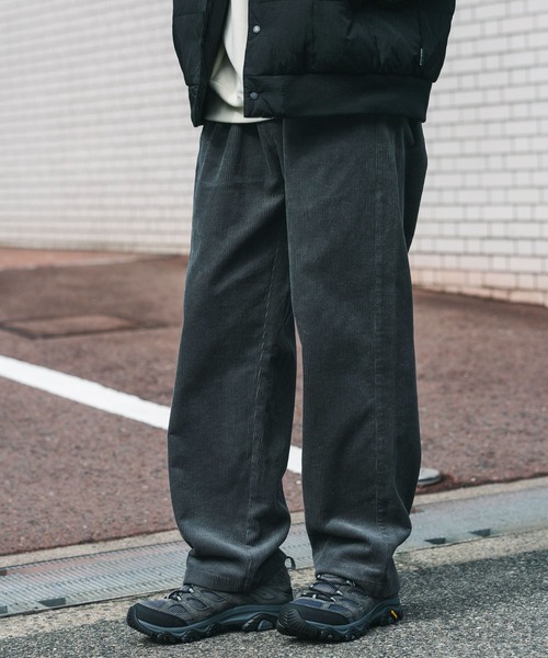 URBAN RESEARCH DOORS(アーバンリサーチドアーズ)の「2タック太畝コーデュロイパンツ(その他パンツ・メンズ・ブラック/オフホワイト/グリーン系その他・MEDIUM/LARGE)」の3枚目の写真