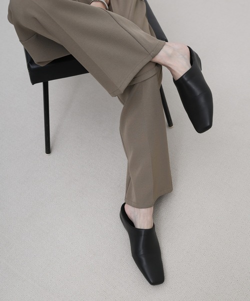 select MOCA(セレクトモカ)の「スクエアトゥフェイクレザースライドシューズ(スリッポン・レディース・ブラック・LARGE/MEDIUM/SMALL)」の9枚目の写真