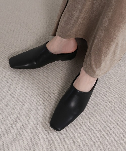 select MOCA(セレクトモカ)の「スクエアトゥフェイクレザースライドシューズ(スリッポン・レディース・ブラック・LARGE/MEDIUM/SMALL)」の12枚目の写真