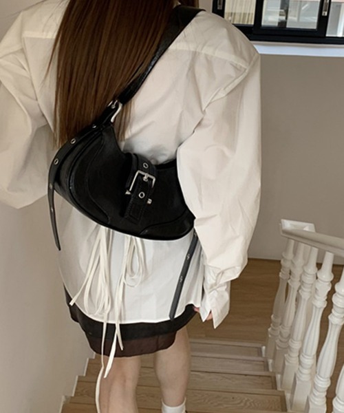LYEON(リヨン)の「ロングベルトバックルショルダーバッグ(ショルダーバッグ・レディース・シルバー/ブラック・FREE)」の11枚目の写真
