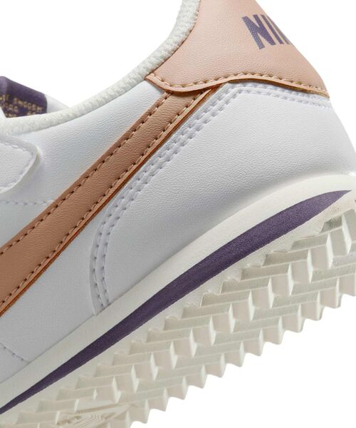 NIKE(ナイキ)の「《親子コーデ対応商品》ナイキ コルテッツ イージーオン リトルキッズシューズ / Nike Cortez EasyOn Little Kids' Shoes DM0951-109 White(スニーカー・キッズ・ホワイト系その他4・16.5/17/17.5/18/18.5/19/19.5)」の8枚目の写真