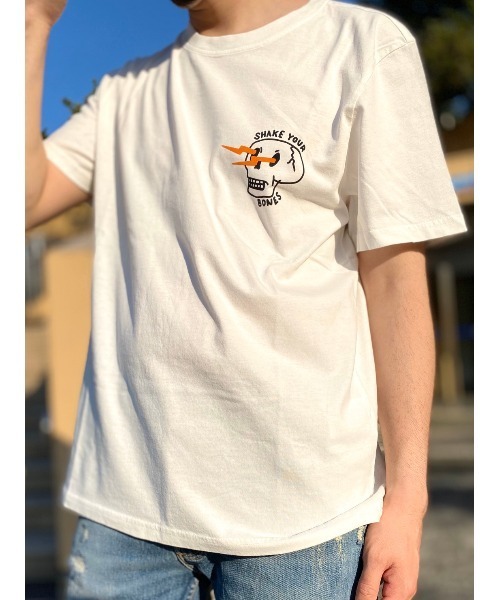 Nudie Jeans(ヌーディージーンズ)の「Roy Shake Your Bones Tシャツ(Tシャツ/カットソー・メンズ・オフホワイト・SMALL/MEDIUM/LARGE/X-SMALL)」の1枚目の写真