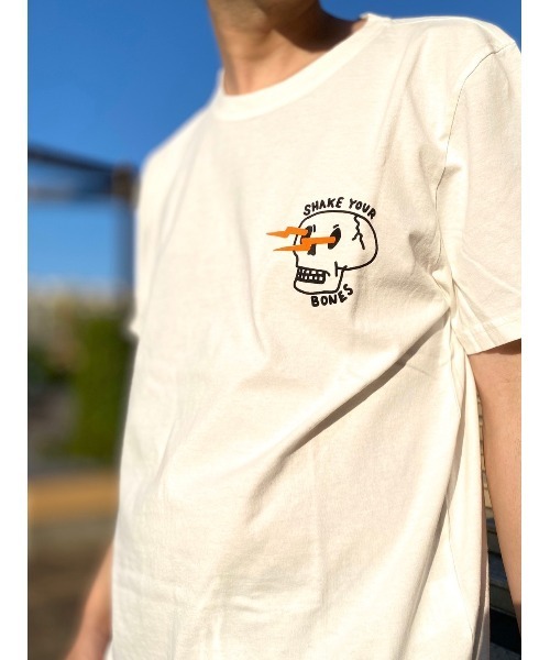 Nudie Jeans(ヌーディージーンズ)の「Roy Shake Your Bones Tシャツ(Tシャツ/カットソー・メンズ・オフホワイト・SMALL/MEDIUM/LARGE/X-SMALL)」の2枚目の写真
