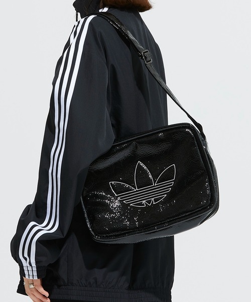 adidas(アディダス)の「アディカラー プレミアム エアライナーバッグ / アディダスオリジナルス adidas Originals(ショルダーバッグ・レディース・ブラック・FREE)」の1枚目の写真