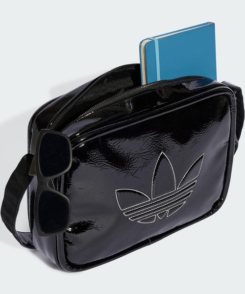 adidas(アディダス)の「アディカラー プレミアム エアライナーバッグ / アディダスオリジナルス adidas Originals(ショルダーバッグ・レディース・ブラック・FREE)」の4枚目の写真