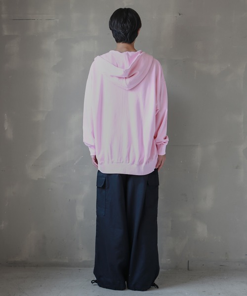 SPINNS(スピンズ)の「【ビックシルエット】ワンポイントロゴ刺繍ジップパーカー(パーカー・メンズ・ピンク/サックスブルー/レッド/アッシュグレー/ブラック・ONESIZE)」の15枚目の写真