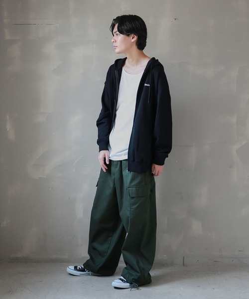 SPINNS(スピンズ)の「【ビックシルエット】ワンポイントロゴ刺繍ジップパーカー(パーカー・メンズ・ピンク/サックスブルー/レッド/アッシュグレー/ブラック・ONESIZE)」の22枚目の写真