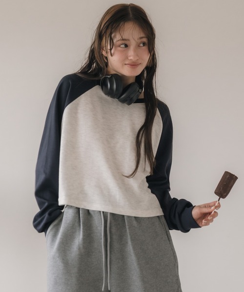 HEILIS(ヘイリス)の「【新色追加】クロップド丈ラグランスリーブロングTシャツ / グレー ネイビー グリーン ラグラン コンパクト クロップド 秋服 冬服 春服 ノームコア ショート丈 インナー 韓国 長袖 ロンT スウェット レイヤード(Tシャツ/カットソー・レディース・グリーン/ネイビー/グレー・FREE)」の15枚目の写真