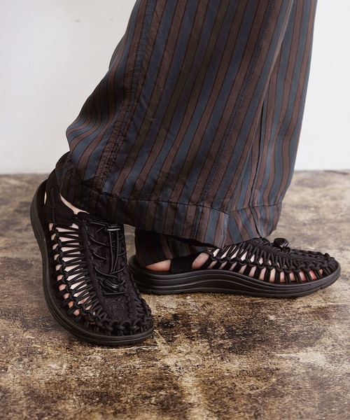 KEEN(キーン)の「UNEEK / ユニーク/ レディース スニーカーサンダル(サンダル・レディース・ブラック/ホワイト/ベージュ・24.5cm/23cm/24cm/25cm/23.5cm/22.5㎝/26cm/25.5cm/26.5cm/22.5cm/27cm)」の1枚目の写真