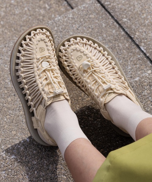 KEEN(キーン)の「UNEEK / ユニーク/ レディース スニーカーサンダル(サンダル・レディース・ブラック/ホワイト/ベージュ・24.5cm/23cm/24cm/25cm/23.5cm/22.5㎝/26cm/25.5cm/26.5cm/22.5cm/27cm)」の2枚目の写真