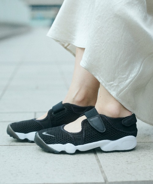 NIKE(ナイキ)の「WMNS AIR RIFT BR 848386-001(サンダル・レディース・ブラック・22.0cm/23.0cm/24.0cm/25.0cm/26.0cm/27.0cm/28.0cm/29.0cm)」の3枚目の写真
