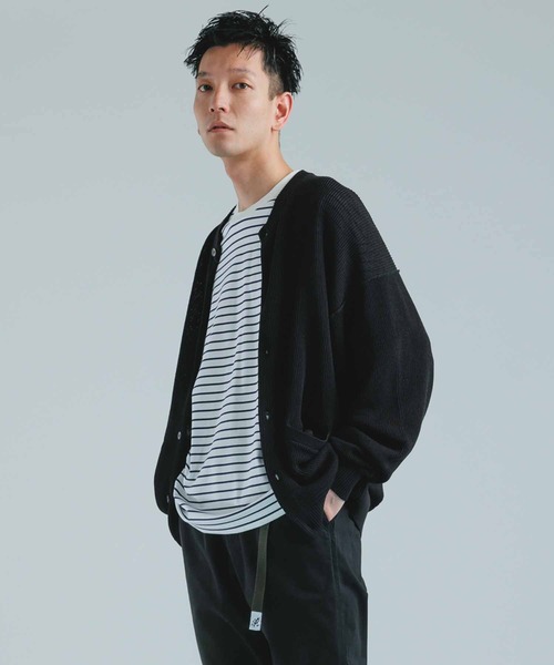 ADAM ET ROPE'(アダムエロペ)の「エクストラドライタッチ ビッグシルエット クルーネックカーディガン(カーディガン/ボレロ・メンズ・ブラック/ベージュ系その他/グリーン/イエロー系その他・M/L)」の2枚目の写真