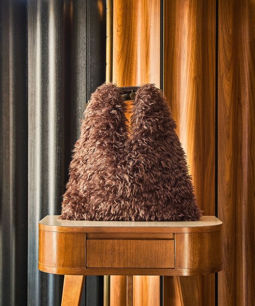 LE VERNIS(ル・ベルニ)の「(LE VERNIS)FAKE FUR BIG BAG(ショルダーバッグ・レディース・ブラウン/ライトグレー・ONE SIZE)」の4枚目の写真