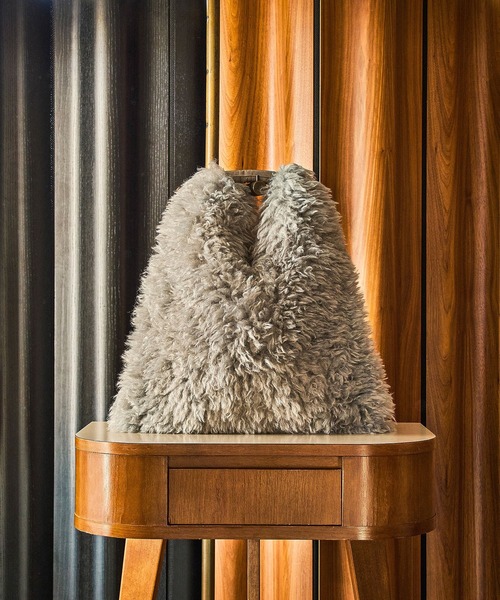 LE VERNIS(ル・ベルニ)の「(LE VERNIS)FAKE FUR BIG BAG(ショルダーバッグ・レディース・ブラウン/ライトグレー・ONE SIZE)」の5枚目の写真