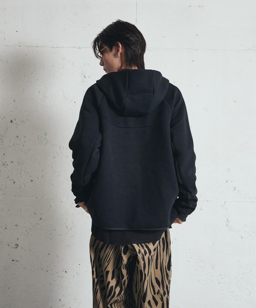 NIKE(ナイキ)の「《セットアップ対応商品》ナイキ テック メンズ フルジップ ウィンドランナー パーカー / Nike Tech Men's Full-Zip Windrunner Hoodie HV0950-010 Black(パーカー・メンズ・ブラック・S/2XL/L/M/XL)」の6枚目の写真