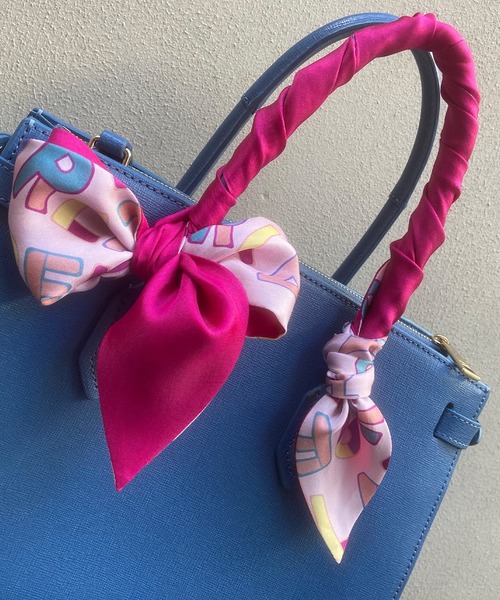 FURLA(フルラ)の「シルクリバーシブルナロースカーフ ”FURLAモノグラム / ボタニカル”(バンダナ/スカーフ・レディース・パープル/ピンク/ライトグリーン/オレンジ系その他/ライラック/イエロー・FREE)」の5枚目の写真