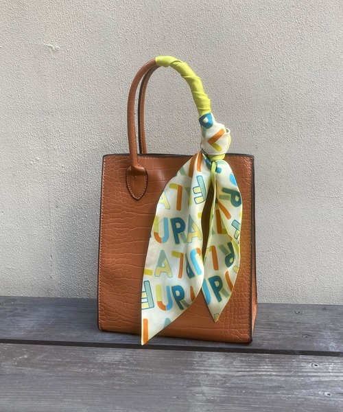 FURLA(フルラ)の「シルクリバーシブルナロースカーフ ”FURLAモノグラム / ボタニカル”(バンダナ/スカーフ・レディース・パープル/ピンク/ライトグリーン/オレンジ系その他/ライラック/イエロー・FREE)」の4枚目の写真