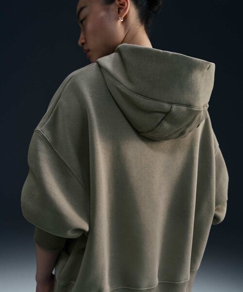 NIKE(ナイキ)の「《セットアップ対応商品》ナイキ スポーツウェア フェニックス フリース ウィメンズ オーバーオーバーサイズド プルオーバー パーカー / Nike Sportswear Phoenix Fleece Women's Over-Oversized Pullover Hoodie DQ5859-320 Light Army(パーカー・レディース・グリーン系その他2・S/M/L/2XL/XL/XS)」の3枚目の写真