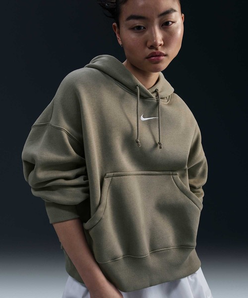 NIKE(ナイキ)の「《セットアップ対応商品》ナイキ スポーツウェア フェニックス フリース ウィメンズ オーバーオーバーサイズド プルオーバー パーカー / Nike Sportswear Phoenix Fleece Women's Over-Oversized Pullover Hoodie DQ5859-320 Light Army(パーカー・レディース・グリーン系その他2・S/M/L/2XL/XL/XS)」の1枚目の写真