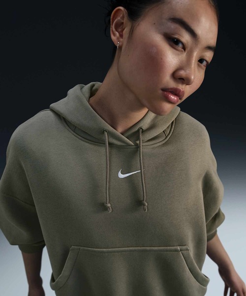 NIKE(ナイキ)の「《セットアップ対応商品》ナイキ スポーツウェア フェニックス フリース ウィメンズ オーバーオーバーサイズド プルオーバー パーカー / Nike Sportswear Phoenix Fleece Women's Over-Oversized Pullover Hoodie DQ5859-320 Light Army(パーカー・レディース・グリーン系その他2・S/M/L/2XL/XL/XS)」の2枚目の写真