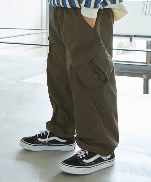PAIRMANON STREET(ペアマノンストリート)の「【PAIRMANON STREET】パラシュートパンツ ナイロン カーゴパンツ ウエストゴム(カーゴパンツ・キッズ・ブラック/ピンク/オフホワイト/オリーブ/ベージュ/パープル/カーキ/グレイッシュベージュ・100/120/150/130/110/140/90/160)」の5枚目の写真
