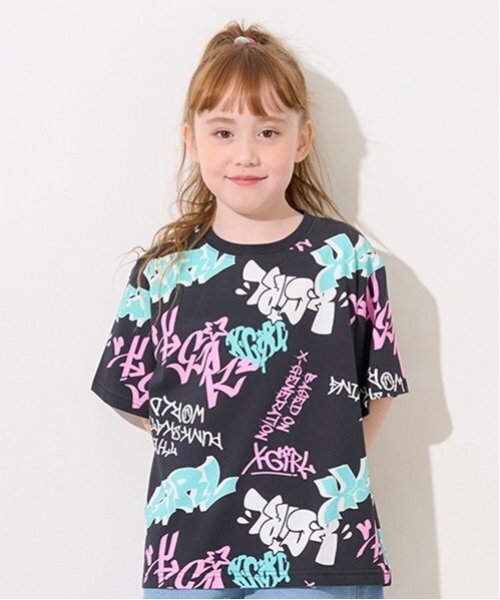 X-girl Stages(エックスガールステージス)の「【TBSドラマ フェイクマミー 着用アイテム】グラフィティ総柄半袖Tシャツ(Tシャツ/カットソー・キッズ・オフホワイト/ブラック・140cm/120cm/130cm/80cm/90cm/110cm/100cm)」の1枚目の写真