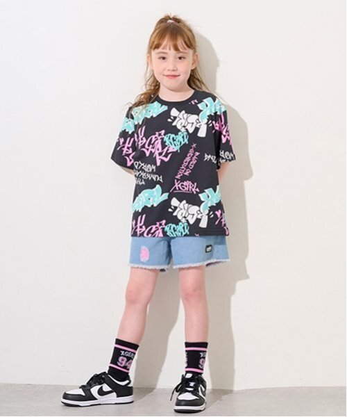 X-girl Stages(エックスガールステージス)の「【TBSドラマ フェイクマミー 着用アイテム】グラフィティ総柄半袖Tシャツ(Tシャツ/カットソー・キッズ・オフホワイト/ブラック・140cm/120cm/130cm/80cm/90cm/110cm/100cm)」の14枚目の写真