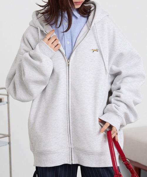 MONO-MART(モノマート)の「PENNEYS/ペニーズ 別注 THE FOX ロゴ ワンポイントワッペン刺繍オーバーサイズジップパーカー(パーカー・レディース・チャコール/ネイビー/ライトグレー/レッド系/ブラック/ナチュラル/ブルー/杢グレー/ブラウン/ベージュ/オフホワイト/ライトブルー/ピンク・S/M/L)」の4枚目の写真