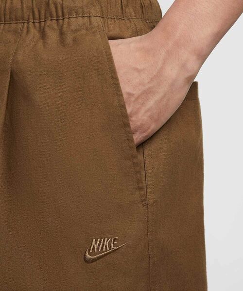 NIKE(ナイキ)の「ナイキ スポーツウェア クラブ メンズ ヘビーウェイト バルーン パンツ / Nike Sportswear Club Men's Heavyweight Balloon Pants HV1424-235 Mosswood Brown(チノパンツ・メンズ・ブラウン系その他2・L/M/S/XL/2XL)」の2枚目の写真