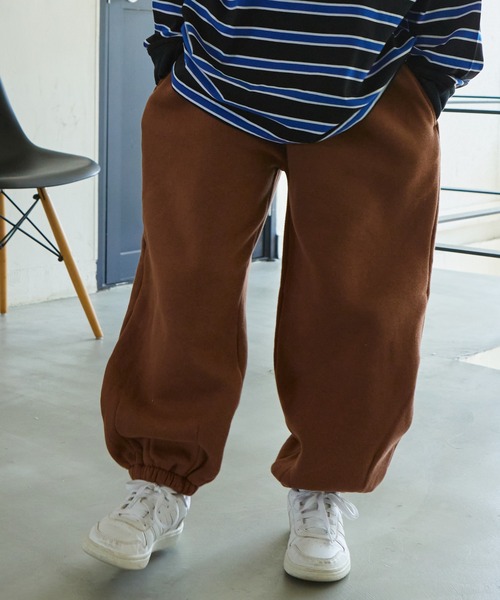 PAIRMANON STREET(ペアマノンストリート)の「【PAIRMANON STREET】タック入り バルーンシルエット ワイドパンツ(スウェットパンツ・キッズ・その他/マスタード/ブラック系その他/グレー/ブラウン/ネイビー/レッド系その他/その他1・110/120/130/140/150/90/100)」の4枚目の写真