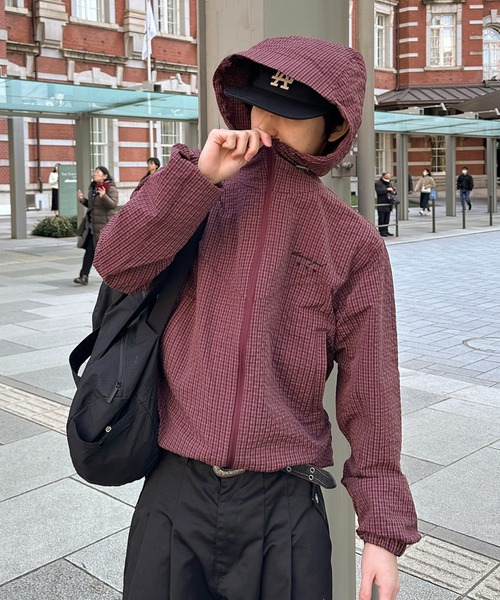 kutir(クティール)の「ASSORTED NYLON SHELL JACKET/アソートナイロンシェルジャケット(マウンテンパーカー・メンズ・ボルドー/ネイビー/ブラック/グレイッシュベージュ/チャコールグレー/ブルー・MEDIUM/LARGE)」の6枚目の写真