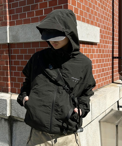 kutir(クティール)の「ASSORTED NYLON SHELL JACKET/アソートナイロンシェルジャケット(マウンテンパーカー・メンズ・ボルドー/ネイビー/ブラック/グレイッシュベージュ/チャコールグレー/ブルー・MEDIUM/LARGE)」の2枚目の写真