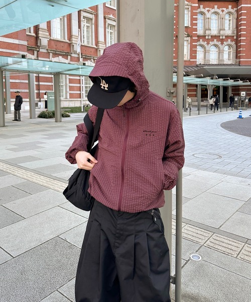 kutir(クティール)の「ASSORTED NYLON SHELL JACKET/アソートナイロンシェルジャケット(マウンテンパーカー・メンズ・ボルドー/ネイビー/ブラック/グレイッシュベージュ/チャコールグレー/ブルー・MEDIUM/LARGE)」の7枚目の写真