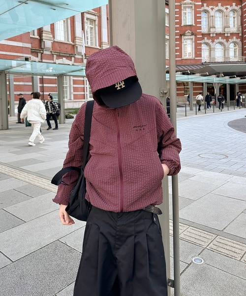 kutir(クティール)の「ASSORTED NYLON SHELL JACKET/アソートナイロンシェルジャケット(マウンテンパーカー・メンズ・ボルドー/ネイビー/ブラック/グレイッシュベージュ/チャコールグレー/ブルー・MEDIUM/LARGE)」の8枚目の写真