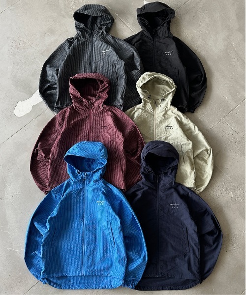 kutir(クティール)の「ASSORTED NYLON SHELL JACKET/アソートナイロンシェルジャケット(マウンテンパーカー・メンズ・ボルドー/ネイビー/ブラック/グレイッシュベージュ/チャコールグレー/ブルー・MEDIUM/LARGE)」の18枚目の写真