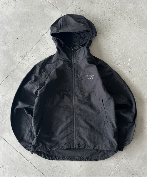 kutir(クティール)の「ASSORTED NYLON SHELL JACKET/アソートナイロンシェルジャケット(マウンテンパーカー・メンズ・ボルドー/ネイビー/ブラック/グレイッシュベージュ/チャコールグレー/ブルー・MEDIUM/LARGE)」の21枚目の写真