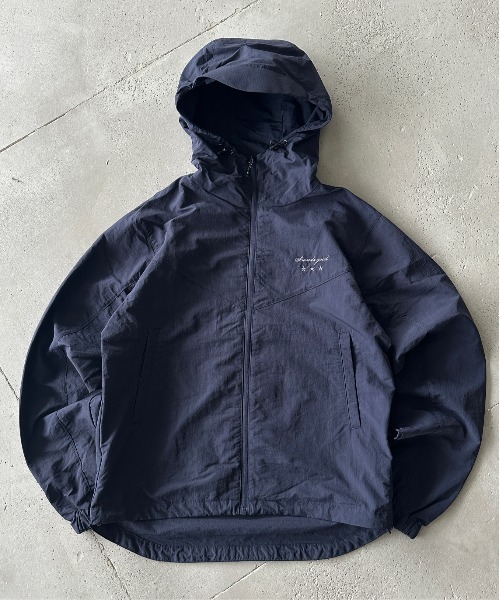 kutir(クティール)の「ASSORTED NYLON SHELL JACKET/アソートナイロンシェルジャケット(マウンテンパーカー・メンズ・ボルドー/ネイビー/ブラック/グレイッシュベージュ/チャコールグレー/ブルー・MEDIUM/LARGE)」の22枚目の写真