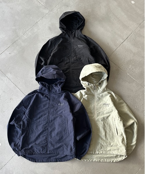 kutir(クティール)の「ASSORTED NYLON SHELL JACKET/アソートナイロンシェルジャケット(マウンテンパーカー・メンズ・ボルドー/ネイビー/ブラック/グレイッシュベージュ/チャコールグレー/ブルー・MEDIUM/LARGE)」の19枚目の写真