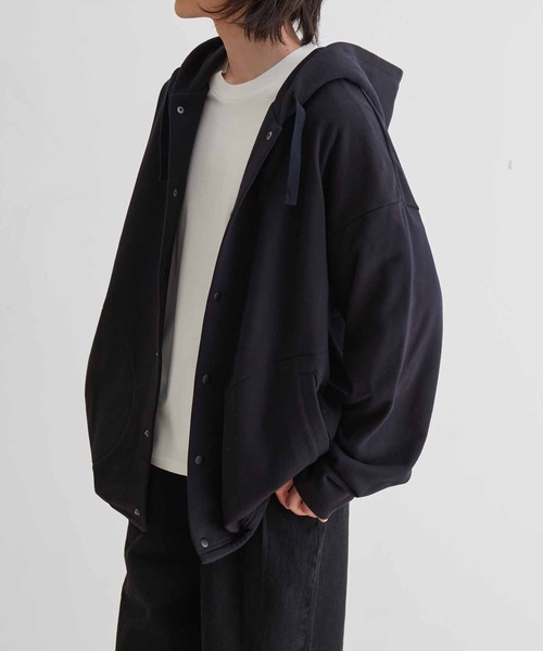 ADAM ET ROPE'(アダムエロペ)の「【WEB限定】ビック ルーズ スウェット マリンパーカー / スナップ フーディー / ユニセックス(カーディガン/ボレロ・メンズ・ブラック/キナリ・L/M)」の1枚目の写真