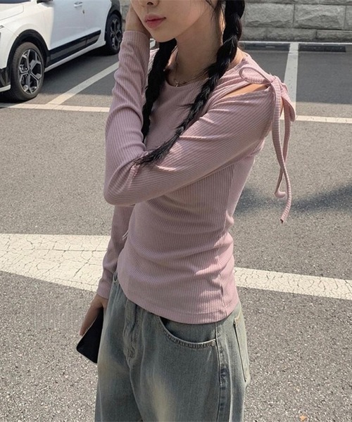 LYEON(リヨン)の「ワンショルダーオープンリボンテレコトップス/ショルダーリボンTシャツ(Tシャツ/カットソー・レディース・オフホワイト/ピンク・FREE)」の2枚目の写真