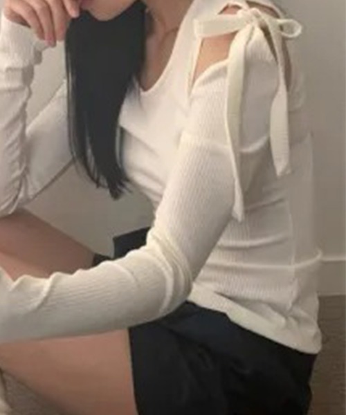 LYEON(リヨン)の「ワンショルダーオープンリボンテレコトップス/ショルダーリボンTシャツ(Tシャツ/カットソー・レディース・オフホワイト/ピンク・FREE)」の5枚目の写真