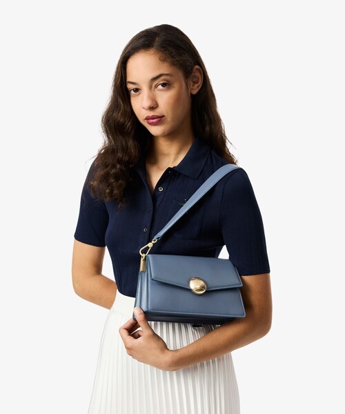 LACOSTE(ラコステ)の「テニスブリス レザーミディアムショルダーバッグ ダブルストラップ 2WAY(ハンドバッグ・レディース・ブラック/ダークグリーン/ブルー/バーガンディー/ベージュ/オレンジ・FREE)」の4枚目の写真