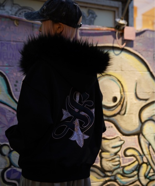 L.H.P(エルエイチピー)の「SUPPLIER/サプライヤー/【LHP EXCLUSIVE】FAUX FUR CROPPED CROSS ZIP HOODIE(パーカー・メンズ・シルバー/ピンク・XL/L/M)」の2枚目の写真