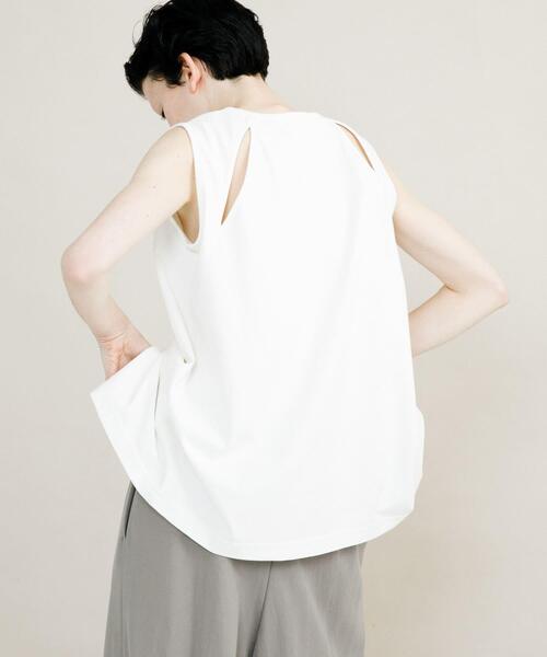 LAATO(ラート)の「slit no sleeve tee(タンクトップ・レディース・ナチュラル/ホワイト・FREE)」の2枚目の写真